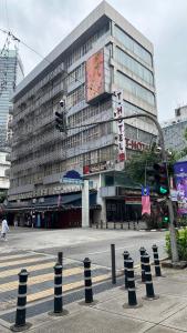 un grande edificio con un semaforo davanti di T Hotel Jalan Tar a Kuala Lumpur