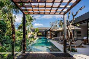 odkryty basen z pergolą obok domu w obiekcie Villa Golden Lion by BaliSuperHost w mieście Ubud