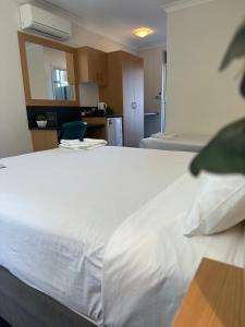 Una cama o camas en una habitación de Bull and Bush Hotel