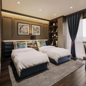 1 dormitorio grande con 2 camas y ventana en Casa Dos Príncipes Hotel & Spa, en Hanói