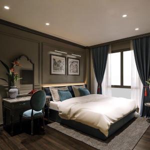 Schlafzimmer mit einem Bett, einem Schreibtisch und einem Stuhl in der Unterkunft Casa Dos Príncipes Hotel & Spa in Hanoi