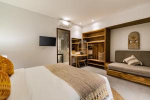 sypialnia z dużym łóżkiem i biurkiem w obiekcie Villa Golden Lion by BaliSuperHost w mieście Ubud
