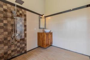Ένα μπάνιο στο New Private Pool Villa - Villa Dhea Ubud +12 φωτογραφίες