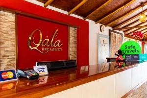 上欽查的住宿－Qala Hotels & Resorts，墙上有古柯标志的餐厅