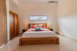 een slaapkamer met een groot bed in een kamer bij New Private Pool Villa - Villa Dhea Ubud in Ubud