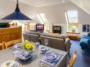 ein Wohnzimmer mit einem Tisch und einem Sofa in der Unterkunft Garden Cottage in Linlithgow