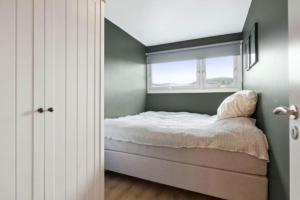 Postel nebo postele na pokoji v ubytování Koselig leilighet nord på Tromsøya