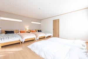 白浜町にあるPEACE OF REST SHIRAHAMAのベッドルーム1室(ベッド4台付) +37枚の写真