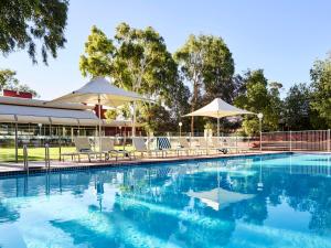 Bazén v ubytování Desert Gardens Hotel nebo v jeho okolí