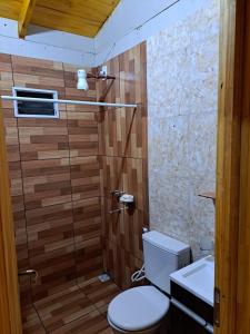 łazienka z toaletą i umywalką w obiekcie Cabañas Libertad en Misiones w mieście Puerto Bossetti