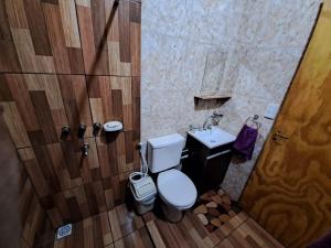 La salle de bains est pourvue de toilettes et d'un lavabo. dans l'établissement Cabañas Libertad en Misiones, à Puerto Bossetti