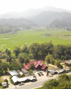 einen Blick über einen Park mit auf einem Feld geparkt in der Unterkunft Khunkhao Maenamchan Homestay ขุนเขา แม่น้ำจัน โฮมสเตย์ in Chiang Rai