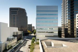 - une vue sur une ville avec de grands bâtiments dans l'établissement Marriott Greensboro Downtown, à Greensboro