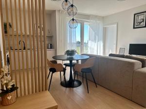 salon ze stołem i kanapą w obiekcie 3 izbový apartmán hneď pri letisku, možnosť rezervovať parking w mieście Prievoz