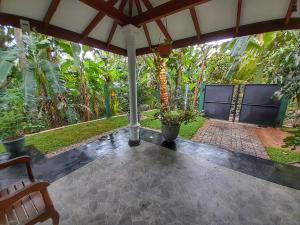 Κήπος έξω από το Villa Vinsanda