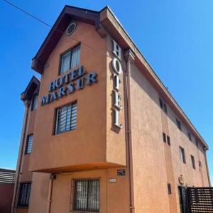 un edificio con un hotel maximizar el signo en él en Hotel Mar Sur en Talcahuano