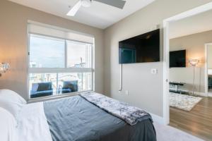 Un pat sau paturi într-o cameră la New Construction Modern Luxury Views Pool & Patio