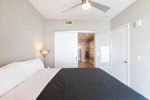 Ein Bett oder Betten in einem Zimmer der Unterkunft New Construction Modern Luxury Views Pool & Patio