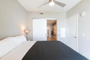 Una cama o camas en una habitación de New Construction Modern Luxury Views Pool & Patio