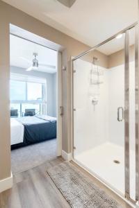 1 dormitorio con 1 cama y baño con ducha. en New Construction Modern Luxury Views Pool & Patio, en Los Ángeles