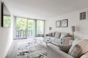 Sala de estar blanca con sofá y mesa en New Luxury Apartment WeHo Boys Town en Los Ángeles