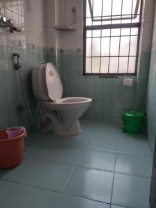 ein Bad mit einem WC und einem Fenster in der Unterkunft Easyhome in Pātan