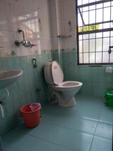 uma casa de banho com um WC e um lavatório em Easyhome em Patan