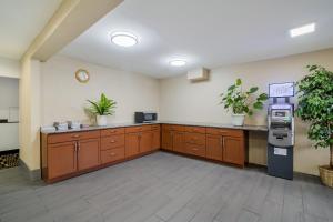 een grote keuken met houten kasten en een kassa bij Americas Best Value Inn Fargo in Fargo