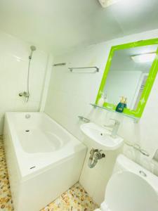 une salle de bain avec un lavabo, des toilettes et un miroir dans l'établissement Easystay Apartment - 9B Phố An Hòa, quận Hà Đông, Hà Nội, à Hanoï
