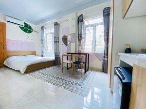 une chambre avec un lit, une table et des chaises dans l'établissement Easystay Apartment - 9B Phố An Hòa, quận Hà Đông, Hà Nội, à Hanoï