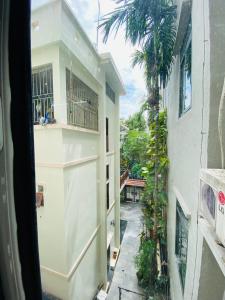 une vue depuis une fenêtre d'un bâtiment dans l'établissement Easystay Apartment - 9B Phố An Hòa, quận Hà Đông, Hà Nội, à Hanoï