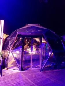 une tente bleue avec un lit à l'intérieur dans l'établissement Happy Glamping Quindio - Tipo Domo Traslúcido, à Calarcá