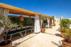 une terrasse avec un canapé et des plantes dans l'établissement Riad Bab 54, à Marrakech