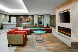 eine Lobby mit Sofas, einem TV und einem Tisch in der Unterkunft Residence Inn Atlanta Midtown 17th Street in Atlanta