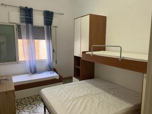 een slaapkamer met 2 stapelbedden en een raam bij Casa vacanze Giancontieri in Tre Fontane