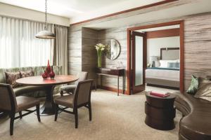 um quarto de hotel com um sofá, uma mesa e uma cama em The Ritz-Carlton Georgetown, Washington, D.C. em Washington