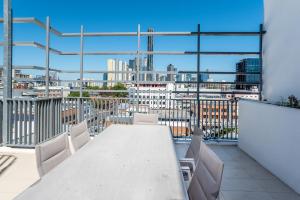 een tafel en stoelen op een balkon met uitzicht op de stad bij Comfort Two bedroom Apartment with Free parking In Valley in Brisbane