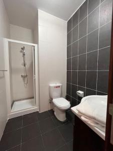 y baño con ducha, aseo y lavamanos. en Cosy 2Bedroom 1 min walk away from the sea apartment 1, en Il-Gżira