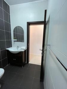 W łazience znajduje się umywalka, toaleta i lustro. w obiekcie Cosy 2Bedroom 1 min walk away from the sea apartment 1 w Gżirze