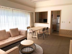 - un salon avec un canapé et une table dans l'établissement Villa The Club 御殿場ウエスト, à Gotemba
