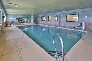 una gran piscina en una habitación de hotel en Holiday Inn Express & Suites Portales, an IHG Hotel, en Portales