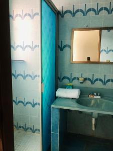 bagno con lavandino e specchio di Hotelito Ejido de la 10 a Puebla