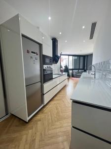 eine Küche mit einem Kühlschrank aus Edelstahl in einem Zimmer in der Unterkunft Axis Towers 1 bedroom 4 guests! in Tbilisi City