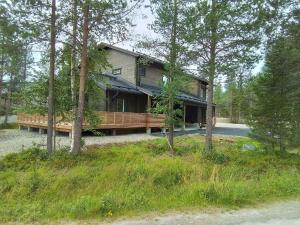 Cette grande maison en bois possède une terrasse couverte dans les bois. dans l'établissement Rukan Timantti A, à Ruka