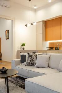 a living room with a couch and a kitchen at Luxurious Minimalist Residence with Sauna by Prestige Homes in Budapest