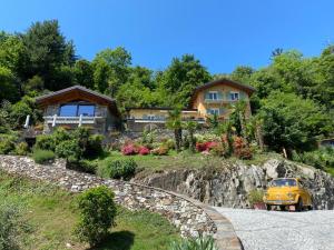 un coche amarillo estacionado frente a una casa en B&B Lago Maggiore, en Cannobio