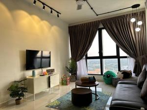 - un salon avec un canapé et une télévision dans l'établissement Educity Legoland Eco Botanic Homestay, à Johor Bahru