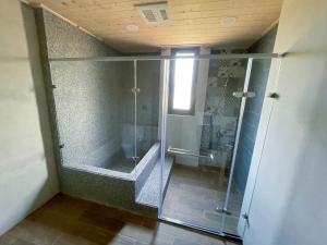 een badkamer met een douche en een glazen douchecabine bij 沐目家 Xiang Jia Homestay in Beipu