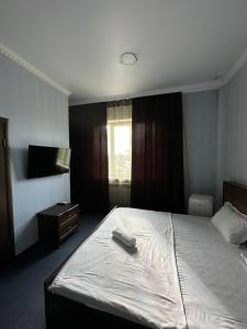 Un ou plusieurs lits dans un hébergement de l'établissement Бутик-отель Мажор
