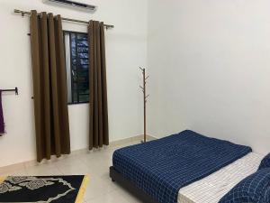 een slaapkamer met een bed en een raam bij Anak Air Homestay, Serkam Islam Guest Only in Melaka